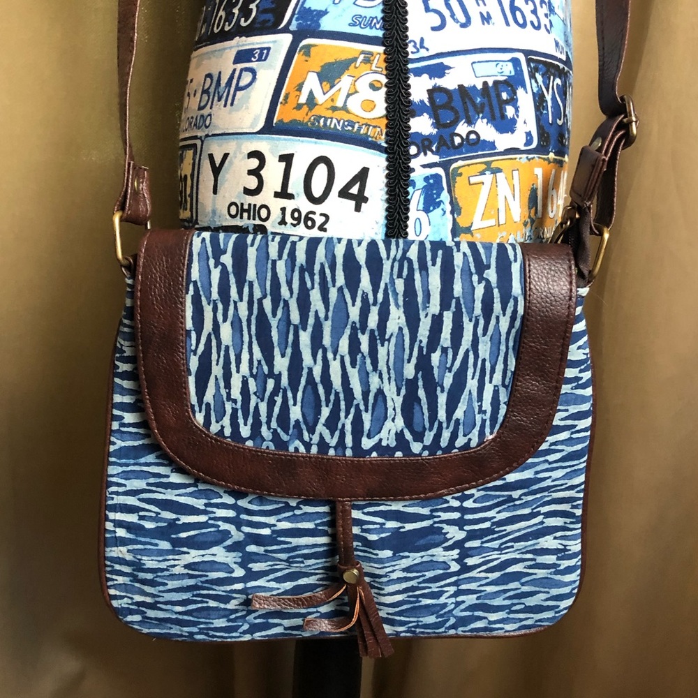 Blue Wave Pattern Adjustable Crossbody Purse Bag - image 1